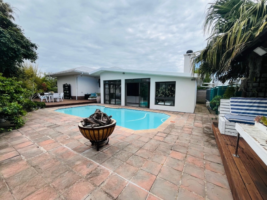 6 Bedroom Property for Sale in Gonubie Eastern Cape